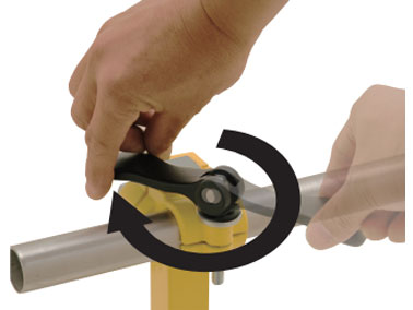 1. Fold the handle fully to the clamping side and screw into the counterpart screw hole.
