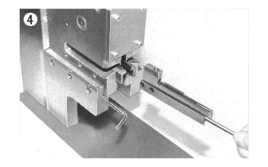 4. Set the guide plate to the connecting press.